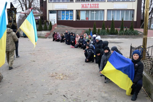 Сина ховали у день народження матері: у Холоневі попрощалися із загиблим Героєм Миколою Зубом