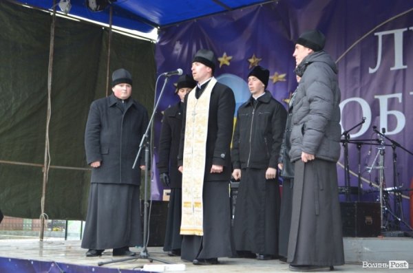 Священнослужителі благословляють учасників акції