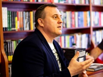 Луцький екс-депутат презентував авторський роман про вбивство. ФОТО