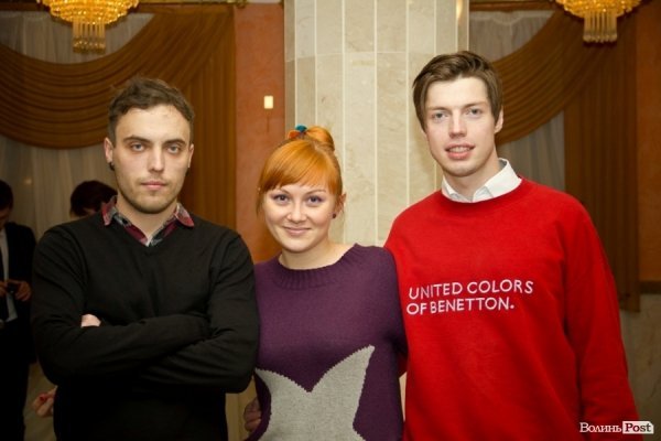 Подивитися на дизайнерські витвори прийшла журналістка Тетяна Зубрик. Поряд з Тетяною - місцеві рок-музиканти Андрій Собчук та Олег Бардюк. 