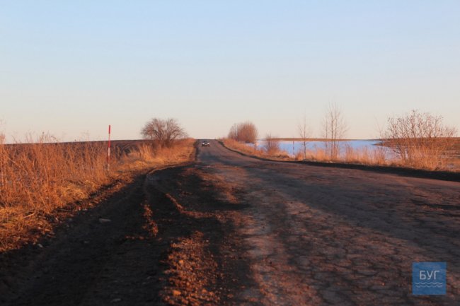 На дорозі Володимир-Волинський-Павлівка водії тільки те і роблять, що ями об’їжджають. ФОТО