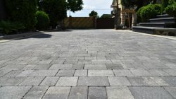 «Піксель» від LeBruk – ідеальна бруківка для подвір'я, у якій не застрягають навіть найтонші шпильки*  