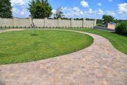 «Піксель» від LeBruk – ідеальна бруківка для подвір'я, у якій не застрягають навіть найтонші шпильки*  