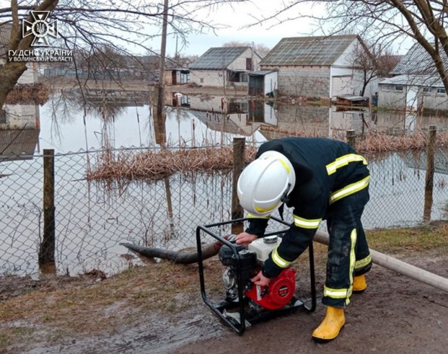 На Волині за добу рятувальники відкачали понад 200 кубометрів води з присадибних ділянок