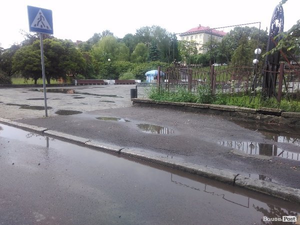 Сьогодні дощовий Луцьк. ФОТОРЕПОРТАЖ