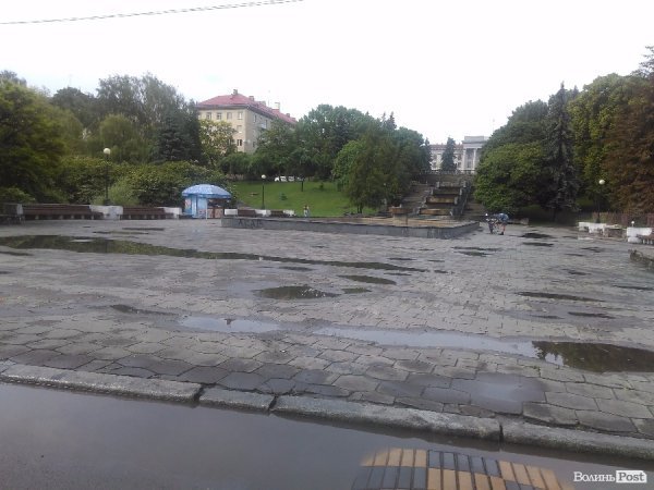 Сьогодні дощовий Луцьк. ФОТОРЕПОРТАЖ