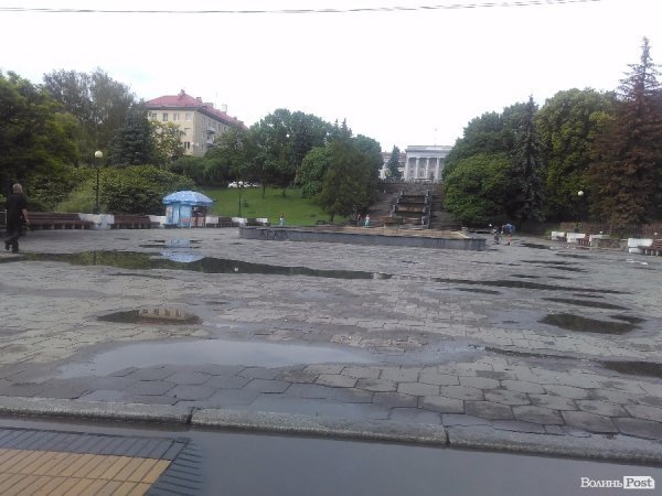 Сьогодні дощовий Луцьк. ФОТОРЕПОРТАЖ