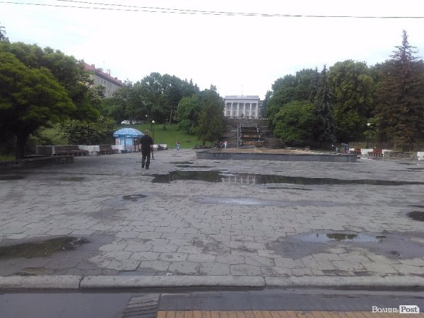 Сьогодні дощовий Луцьк. ФОТОРЕПОРТАЖ