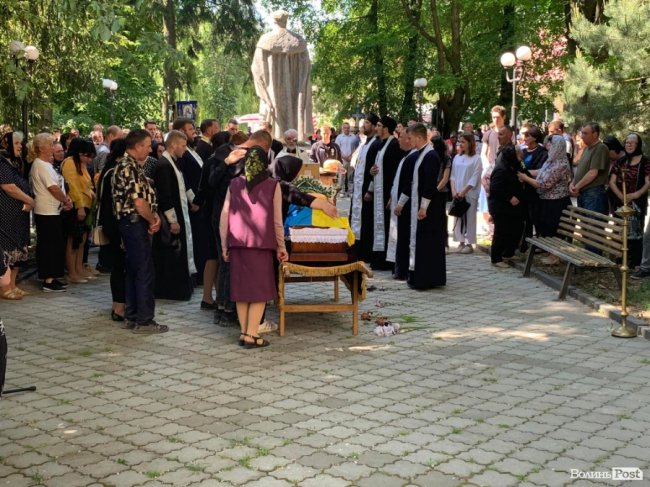 Маленька донечка більше не побачить тата: на Волині попрощалися із 19-річним Героєм Романом Романюком