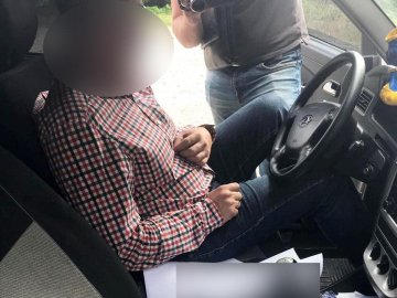 Заступника мера Володимира, якого впіймали на хабарі, взяли під домашній арешт