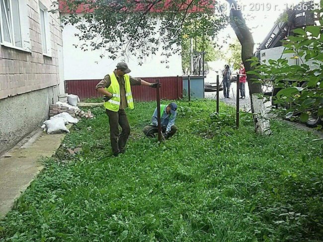 У Луцьку продовжують «зачищати» двори від старих парканів та огорож. ФОТО