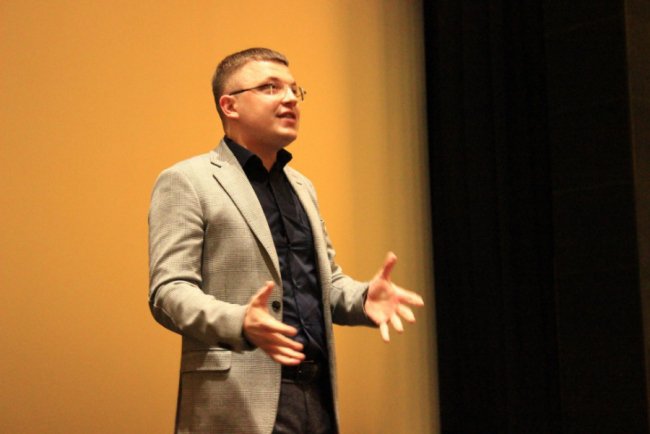 «Це дуже сильний фільм», – луцька пенсіонерка після перегляду фільму «Крути». ФОТО