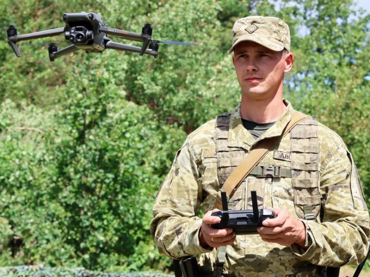 Воїн з Волині навчає прикордонників працювати з безпілотниками