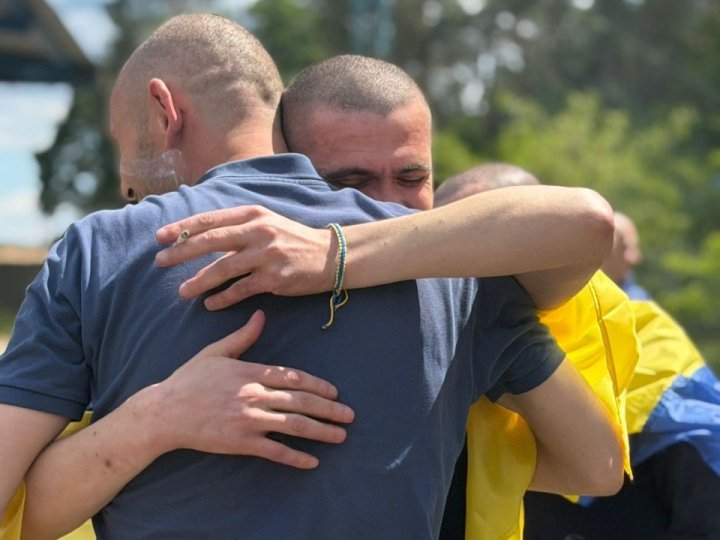 В Україну з російського полону повернулись 185 військових та один цивільний