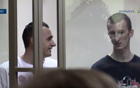 Сенцов та Кольченко зустріли вирок Гімном України. Скріншот відеотрансляції 