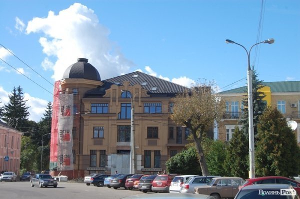 Столітній будинок в центрі Луцька перетворять в бізнес-центр. ФОТО