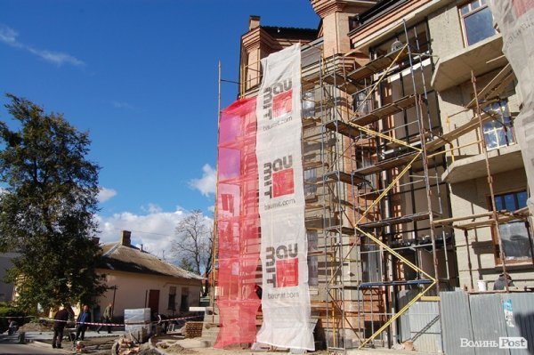 Столітній будинок в центрі Луцька перетворять в бізнес-центр. ФОТО