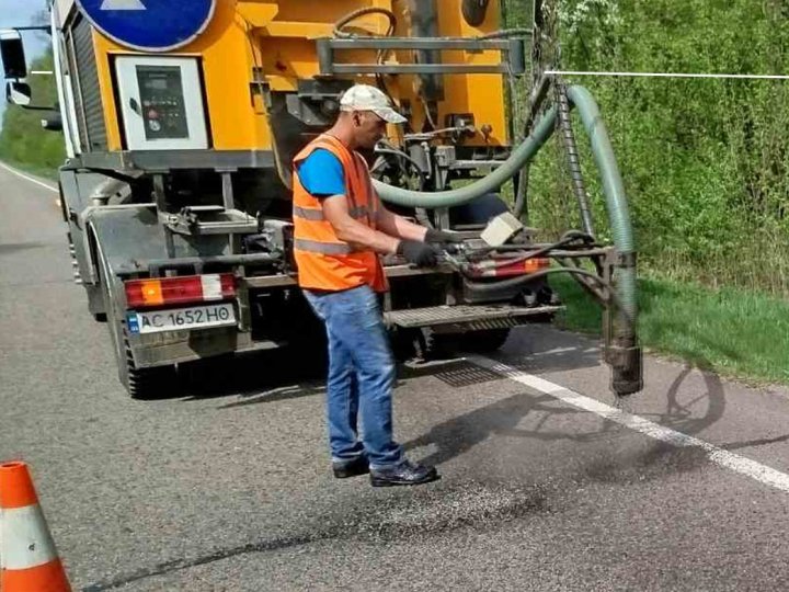 На Волині здійснюють післязимове відновлення на 7 трасах. ФОТО