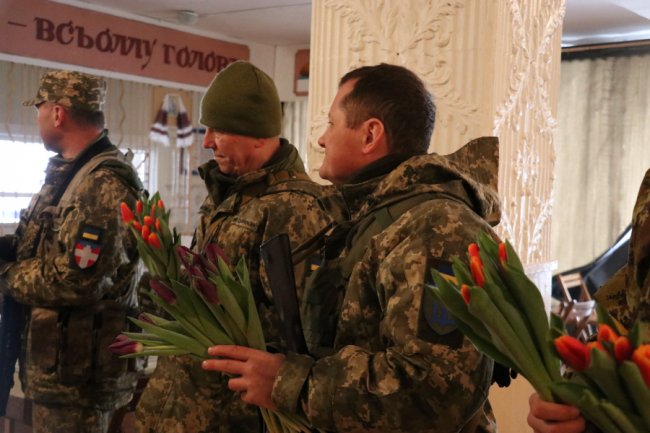 Тюльпани для захисниць: військові тероборони Луцька привітали жінок зі святом. ФОТО
