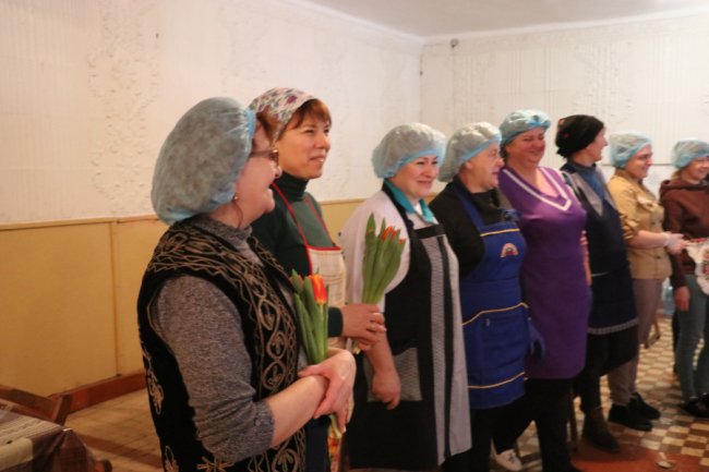 Тюльпани для захисниць: військові тероборони Луцька привітали жінок зі святом. ФОТО