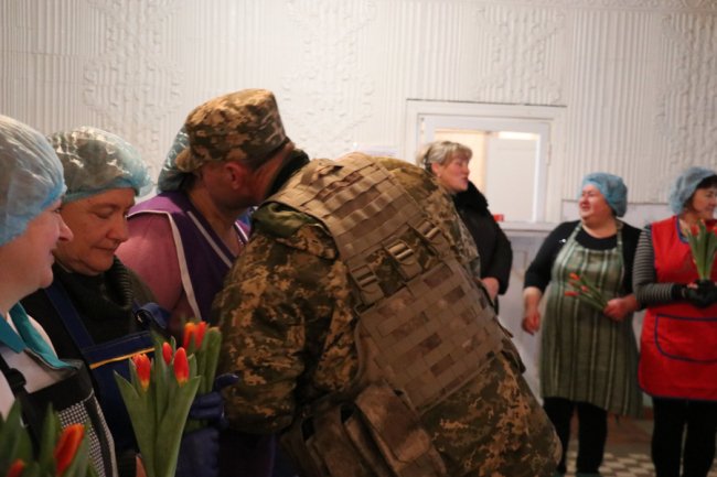 Тюльпани для захисниць: військові тероборони Луцька привітали жінок зі святом. ФОТО
