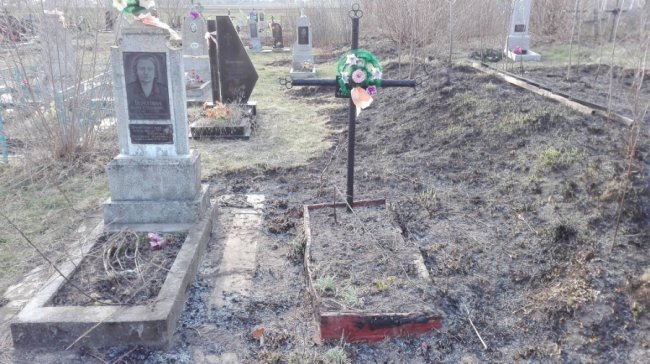На кладовищі поблизу Луцька через паліїв сухої трави погоріли дерев'яні хрести. ФОТО