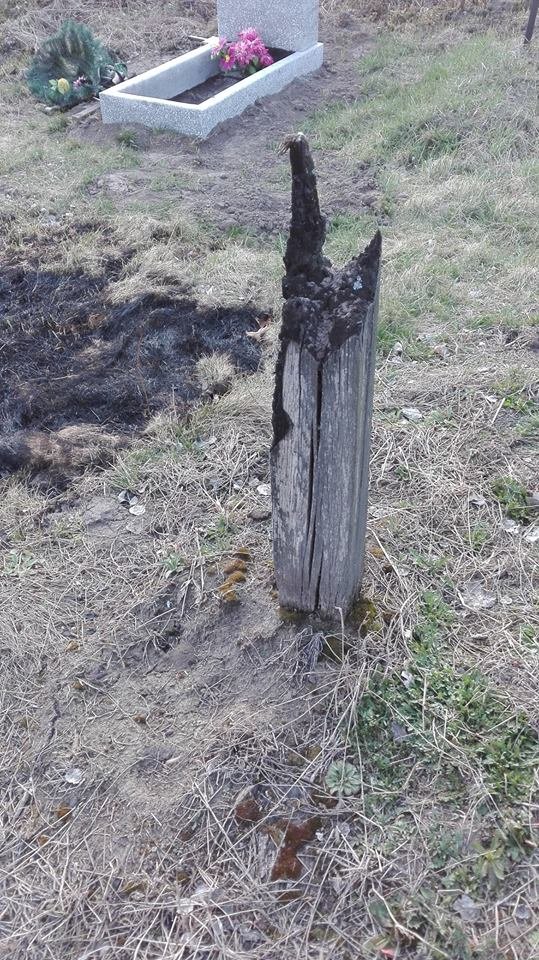 На кладовищі поблизу Луцька через паліїв сухої трави погоріли дерев'яні хрести. ФОТО
