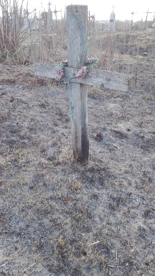 На кладовищі поблизу Луцька через паліїв сухої трави погоріли дерев'яні хрести. ФОТО