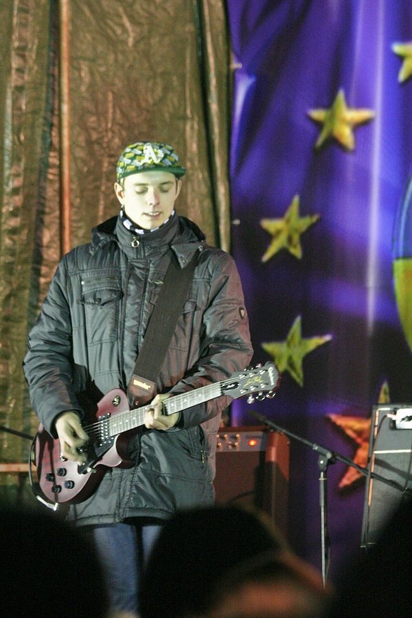 У Луцьку музиканти розважали люд на Євромайдані. ФОТО