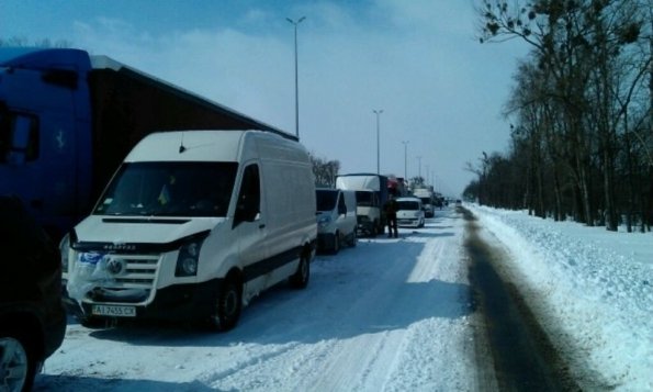 На Житомирській трасі ‒ гігантський затор. ФОТО
