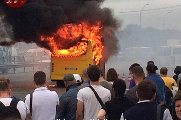 У Києві на ходу загорілась пасажирська маршрутка. ФОТО