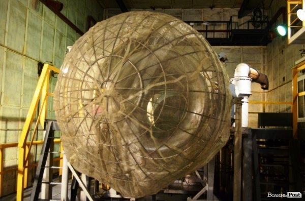 Спеціальна сітка, аби у двигун не попало сміття 