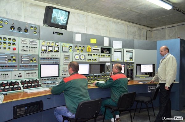 За випробовування спеціалісти спостерігають у сусідній кімнаті