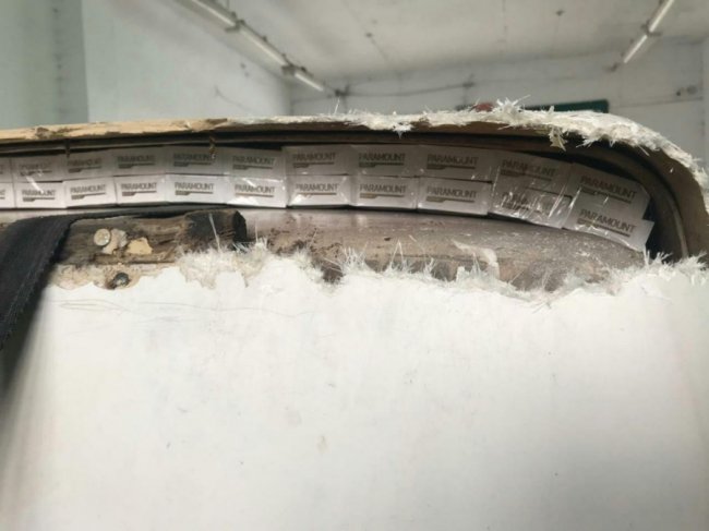 Контрабандні цигарки умільці заховали у подвійній стелі буса. ВІДЕО