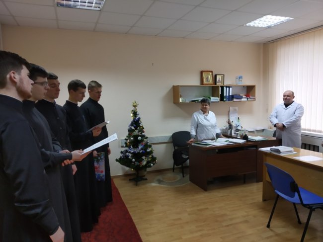 Очільнику луцької райлікарні колядники подарували ікону. ФОТО 