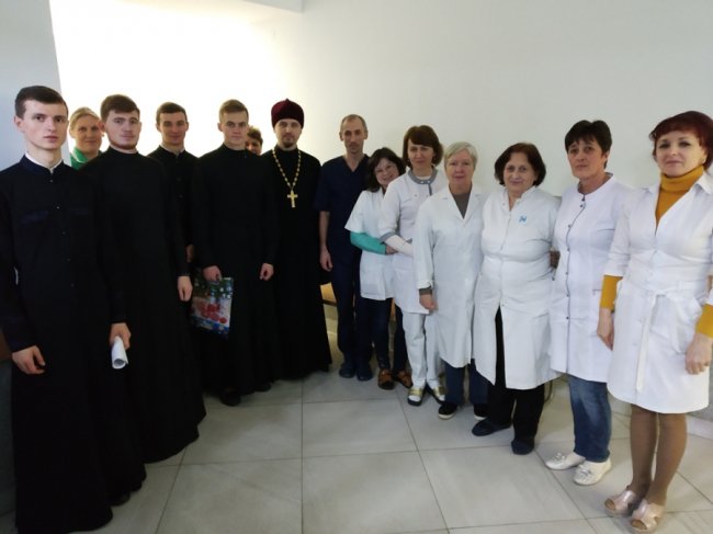 Очільнику луцької райлікарні колядники подарували ікону. ФОТО 