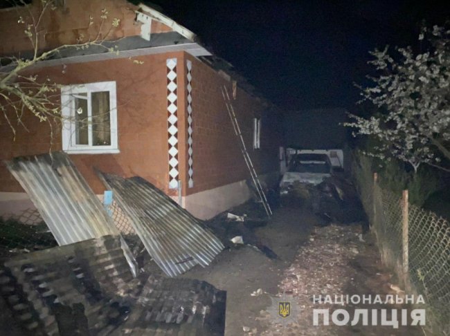 На Рівненщині вночі невідомі підпалили авто: вогонь перекинувся на будинок. ФОТО