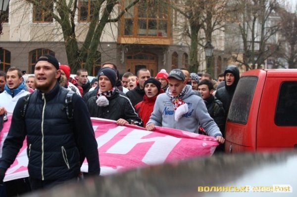 Центр Луцька оповив дим: марш фанів «Волині»