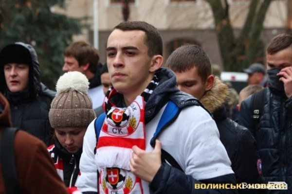 Центр Луцька оповив дим: марш фанів «Волині»