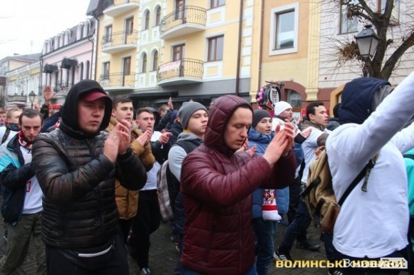 Центр Луцька оповив дим: марш фанів «Волині»