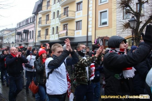 Центр Луцька оповив дим: марш фанів «Волині»