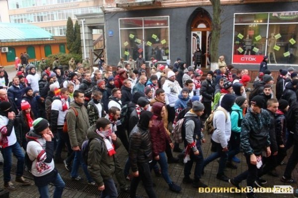 Центр Луцька оповив дим: марш фанів «Волині»