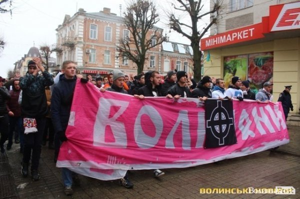 Центр Луцька оповив дим: марш фанів «Волині»