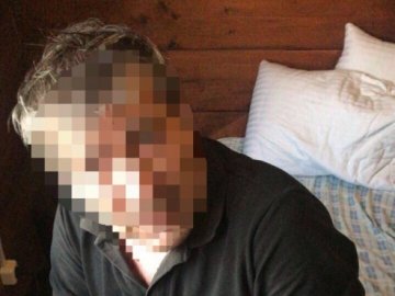 Запрошував «погратися», роздягав та фотографував: на Одещині затримали іноземця, який знімав дитяче порно