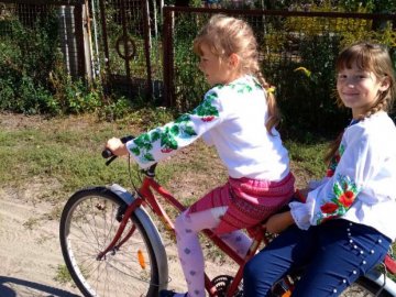 Діти на Волині влаштували велопробіг у вишиванках. ФОТО