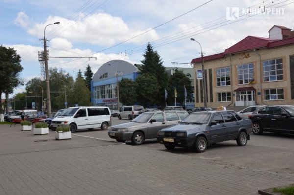 Відвідувачам басейну бракує місць для парковок