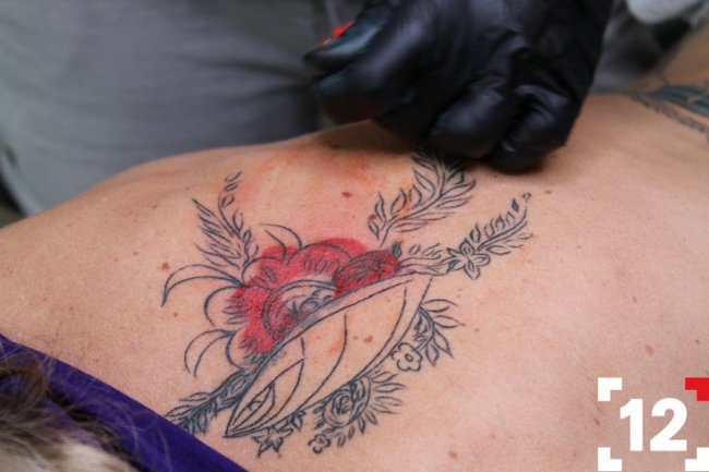 Відома луцька художниця набила величезне «любовне» тату. ФОТО