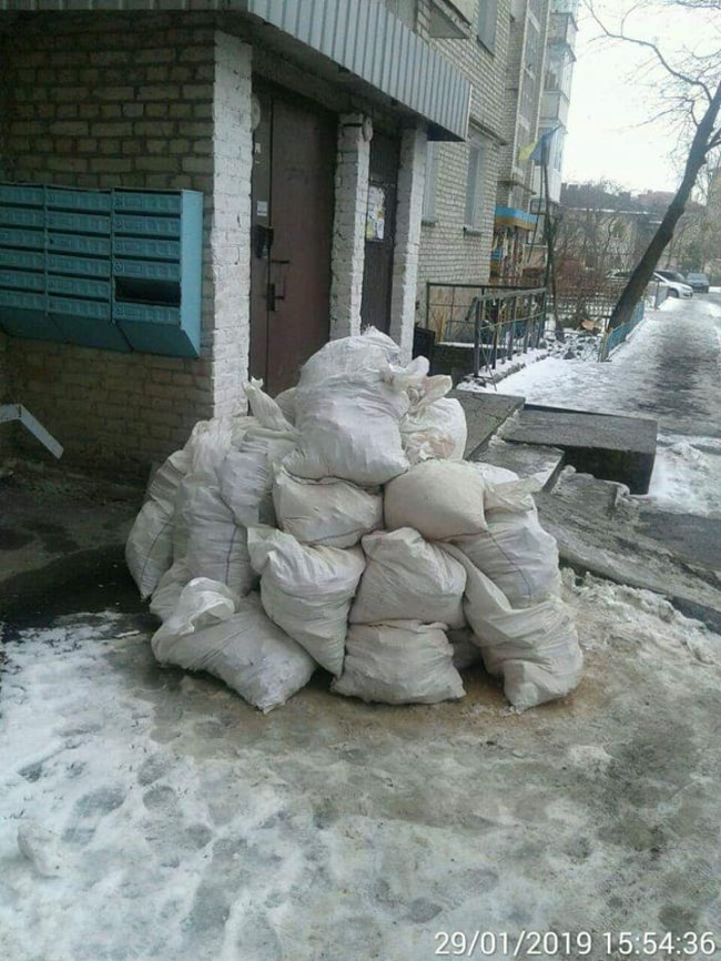 Мішки з непотребом і ганчір’я: у Луцьку на низці вулиць – стихійні смітники. ФОТО 