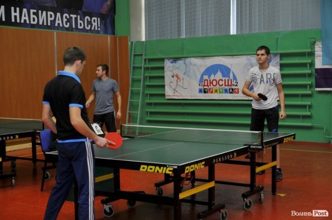 Як у Луцьку патрульні, військові і діти грали в теніс