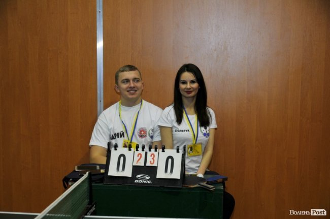 Як у Луцьку патрульні, військові і діти грали в теніс